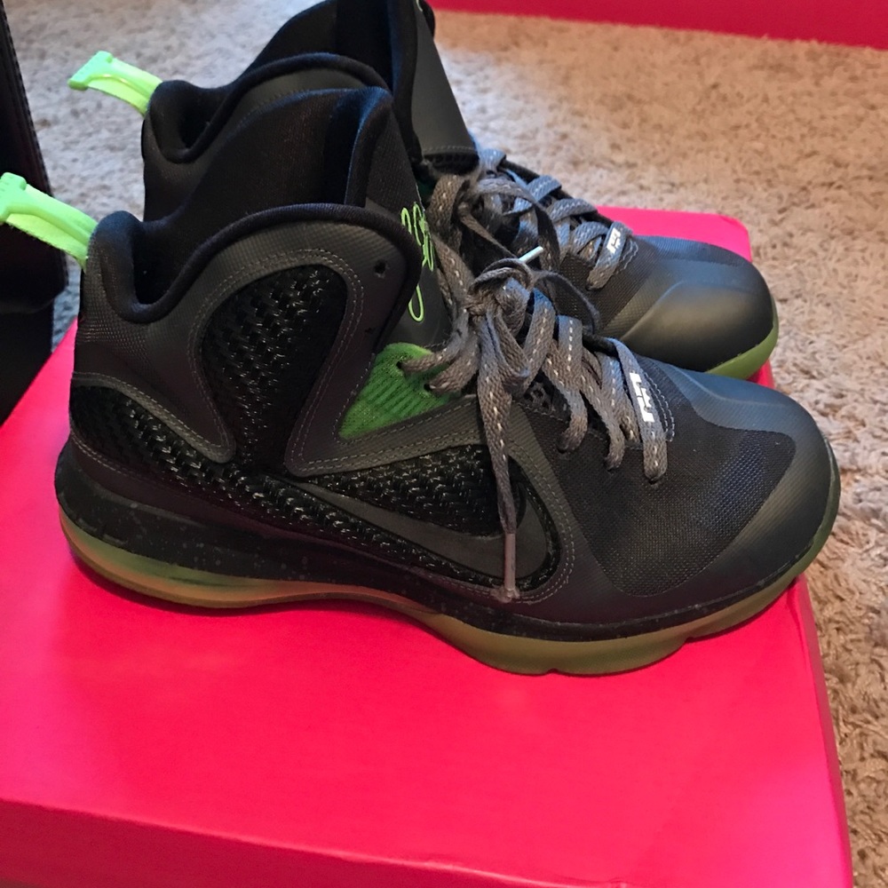 Like new Lebron sneakers