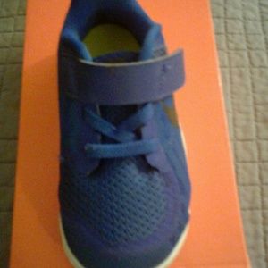 low cut Nike blue sneakers