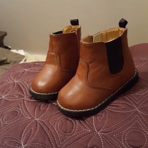 toddler boots size 6, worn once, like new