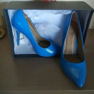 Turquoise blue patent leather pump
