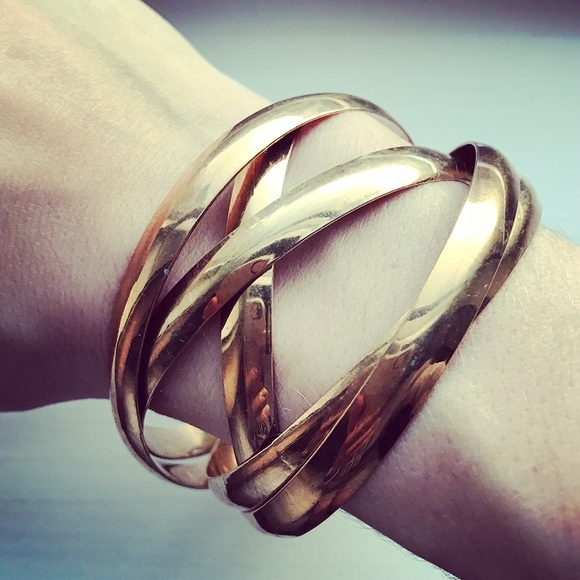Jewelry - Set of 5 gold tone interlocking bangle bracelets