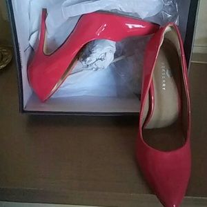 Fuchsia patent leather pump