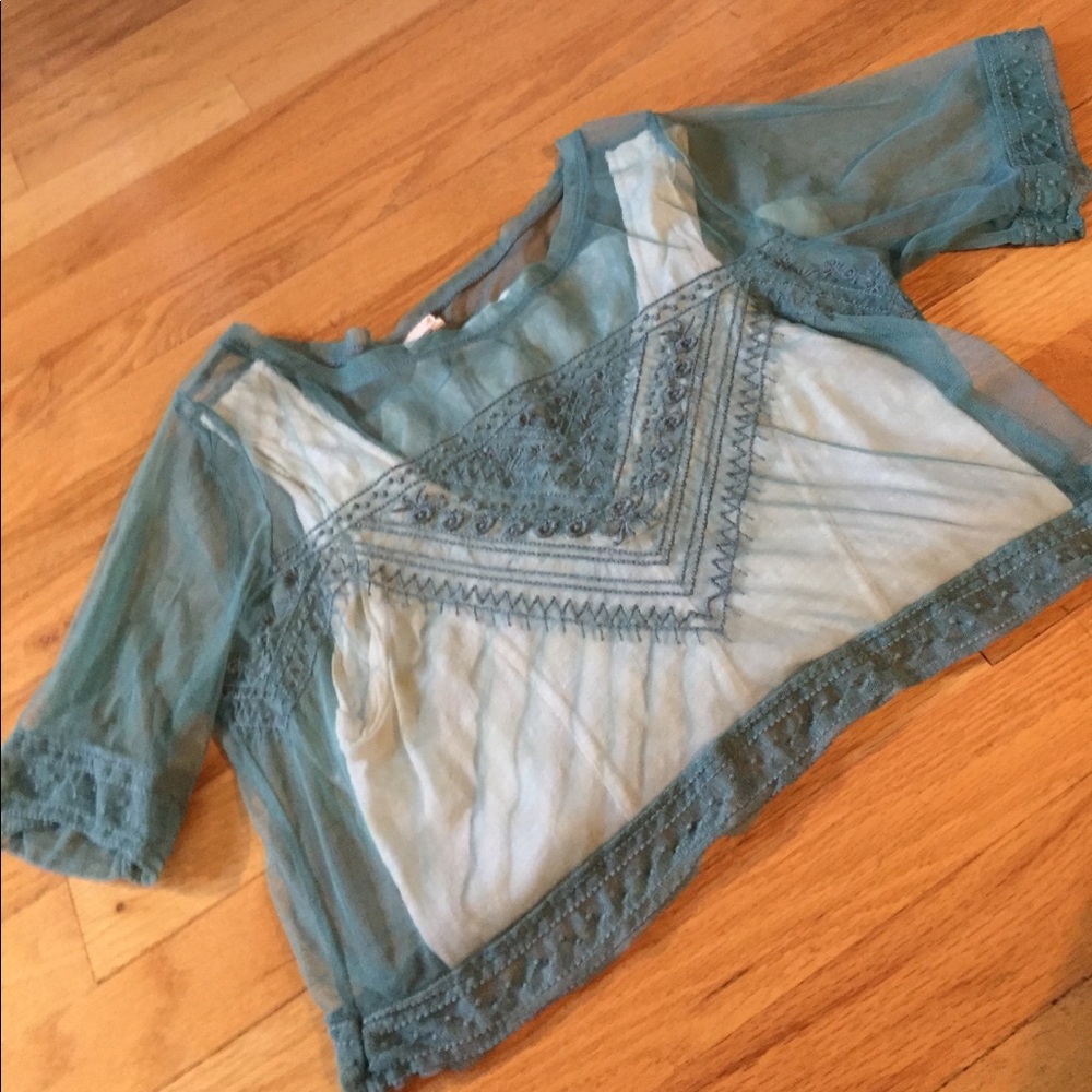 Embroidered mesh short top w/three-quarter sleeves