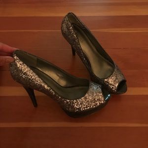 Sparkly GUESS pumps