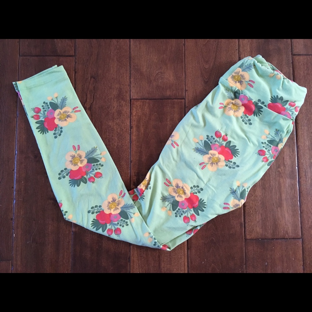 ❤️Lularoe OS leggings whimsical Hawaiian floral