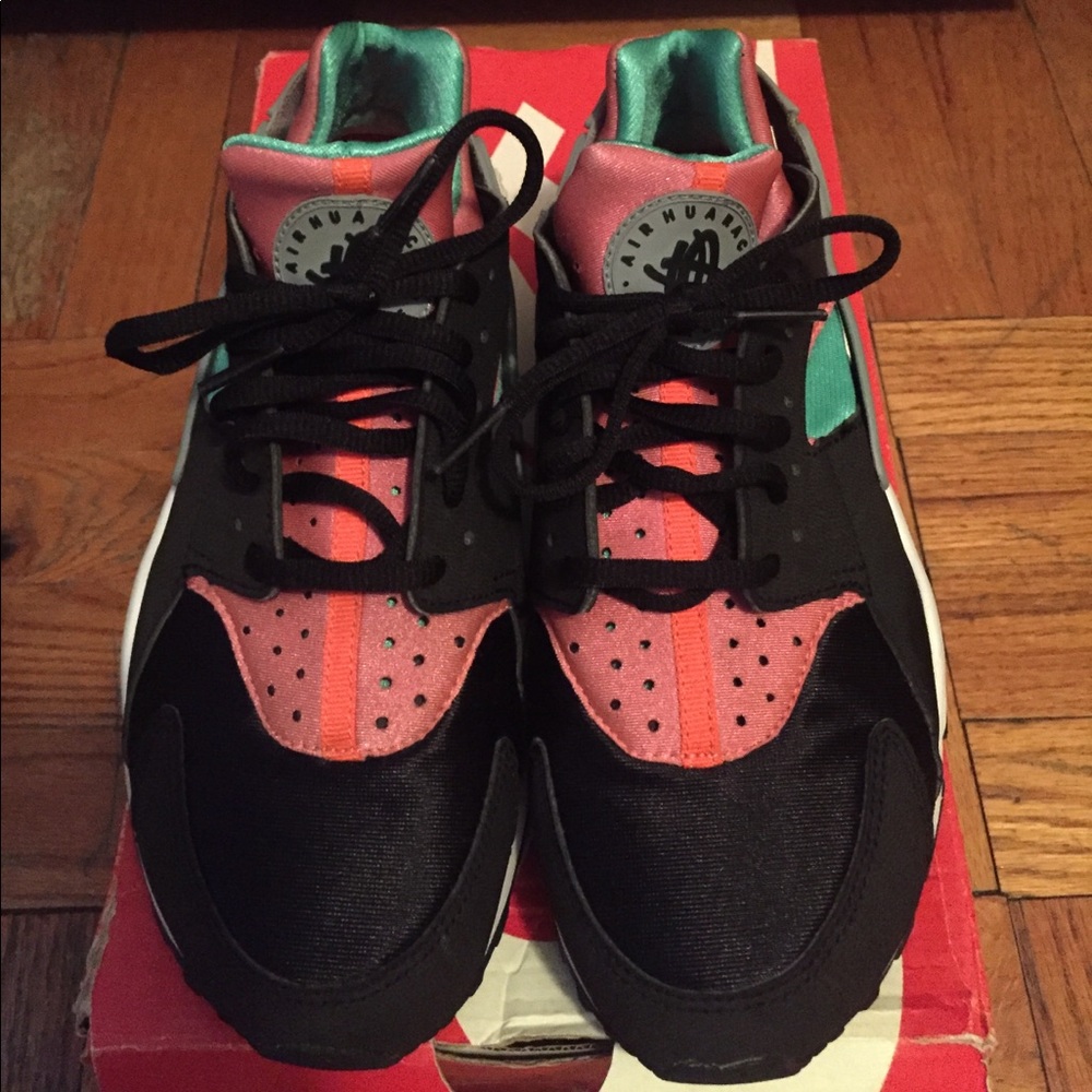 Womens black,pink, real green huarache's in size 9
