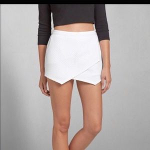 SALE🔥White A&F snit skort no stains