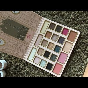 Eyeshadow palette