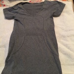 Lululemon size 4 tee