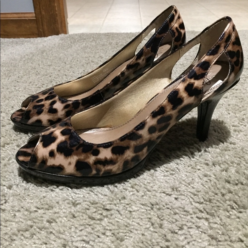 Life Stride Cheetah print heels