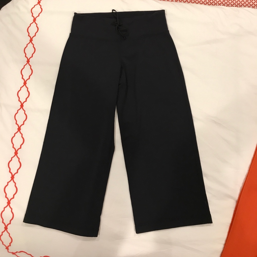 Lulu Lemon Black Capri pants