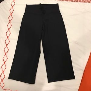 Lulu Lemon Black Capri pants