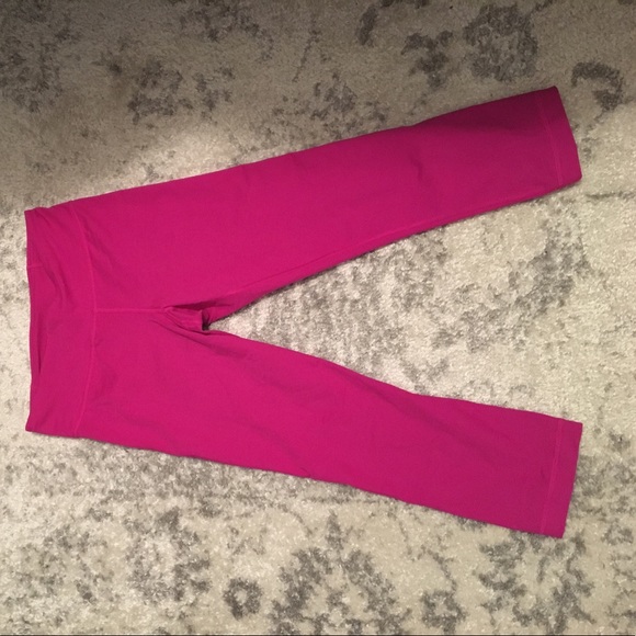 SOLD-Under Armour Cropped Pants - Picture 1 of 3