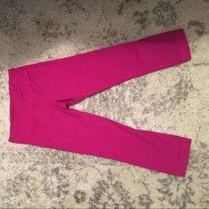 SOLD-Under Armour Cropped Pants