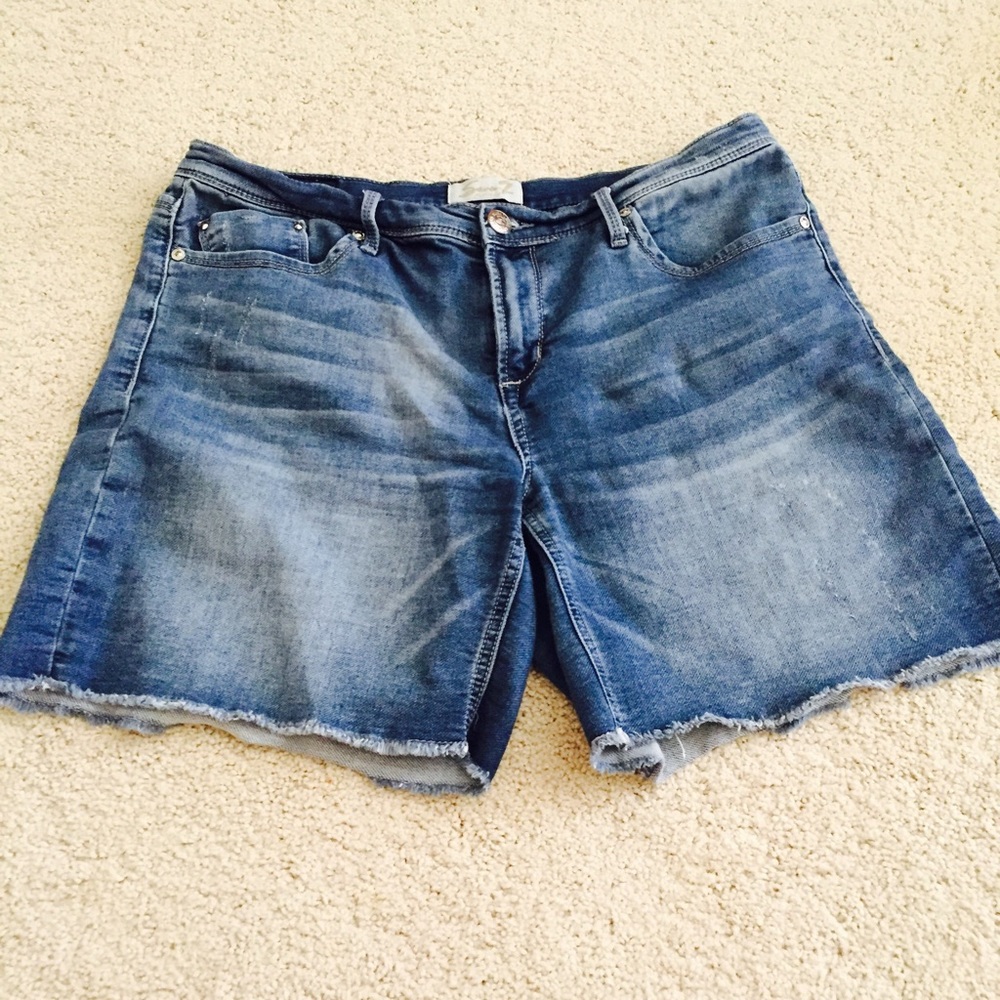 Seven7 frayed hem shorts