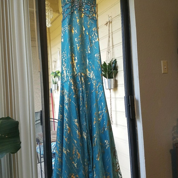 Mermaid tail gown - Picture 3 of 4