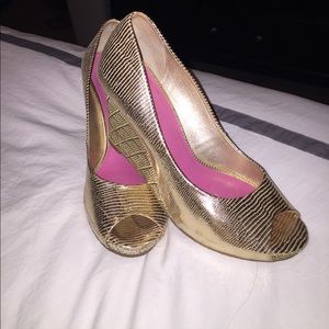 Lilly Pulitzer gold peep toe pumps