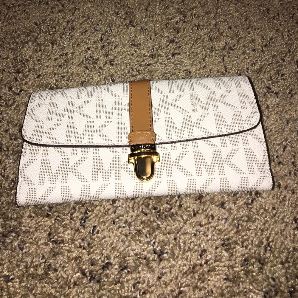 White Michael Kors Wallet
