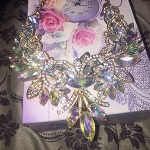 FREE GIFT‼️SALE‼️RHINESTONED statement necklace
