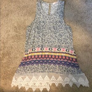 Sleeveless boho too with back slit and lace trim