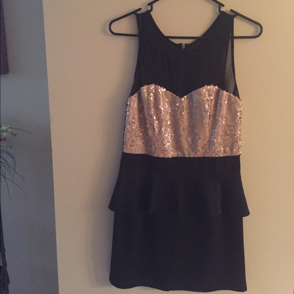 Black and gold dress so cute