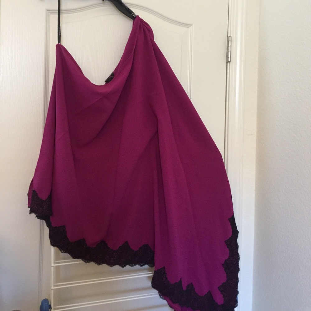2b BEBE ONE SHOULDER TOP