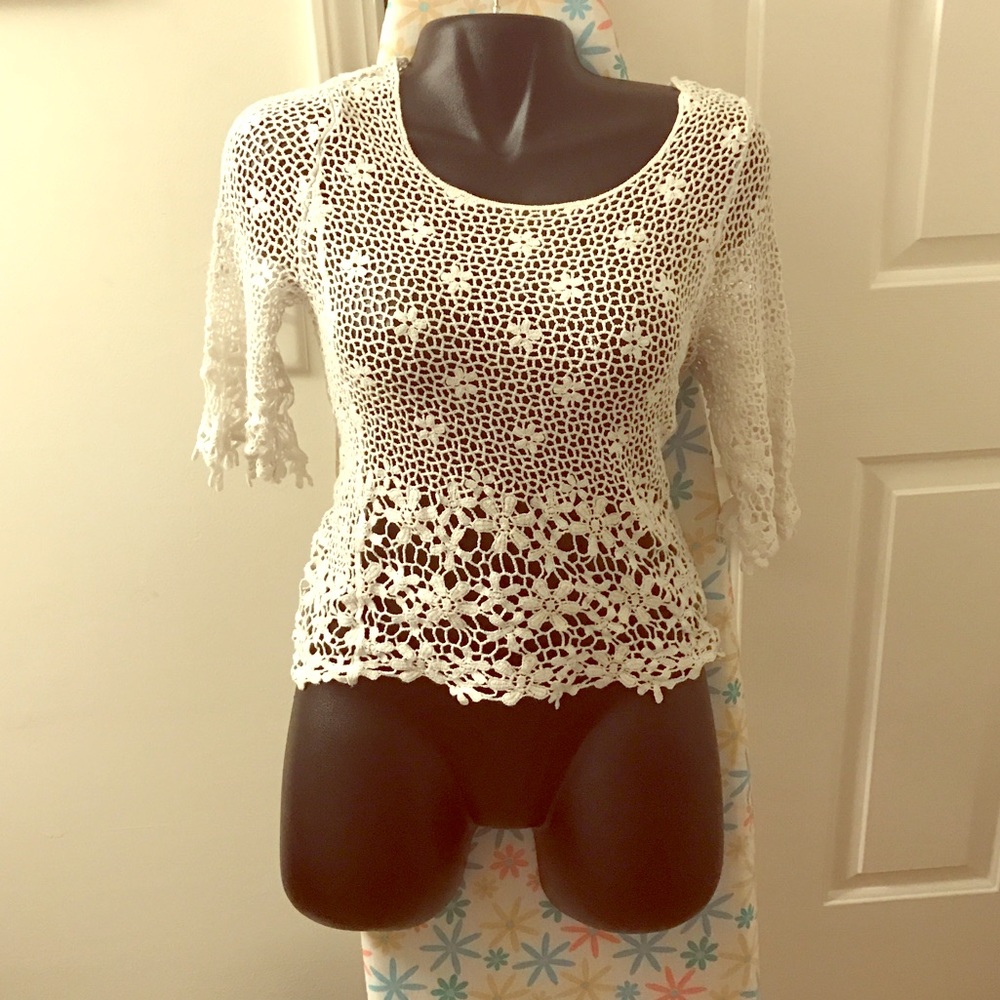 WHITE CROCHET TOP.