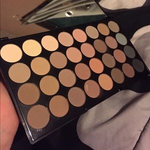 32 shade matte eyeshadow palette