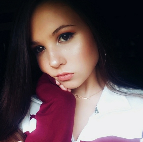 Meet your Posher, Emileigh - Picture 2 of 4