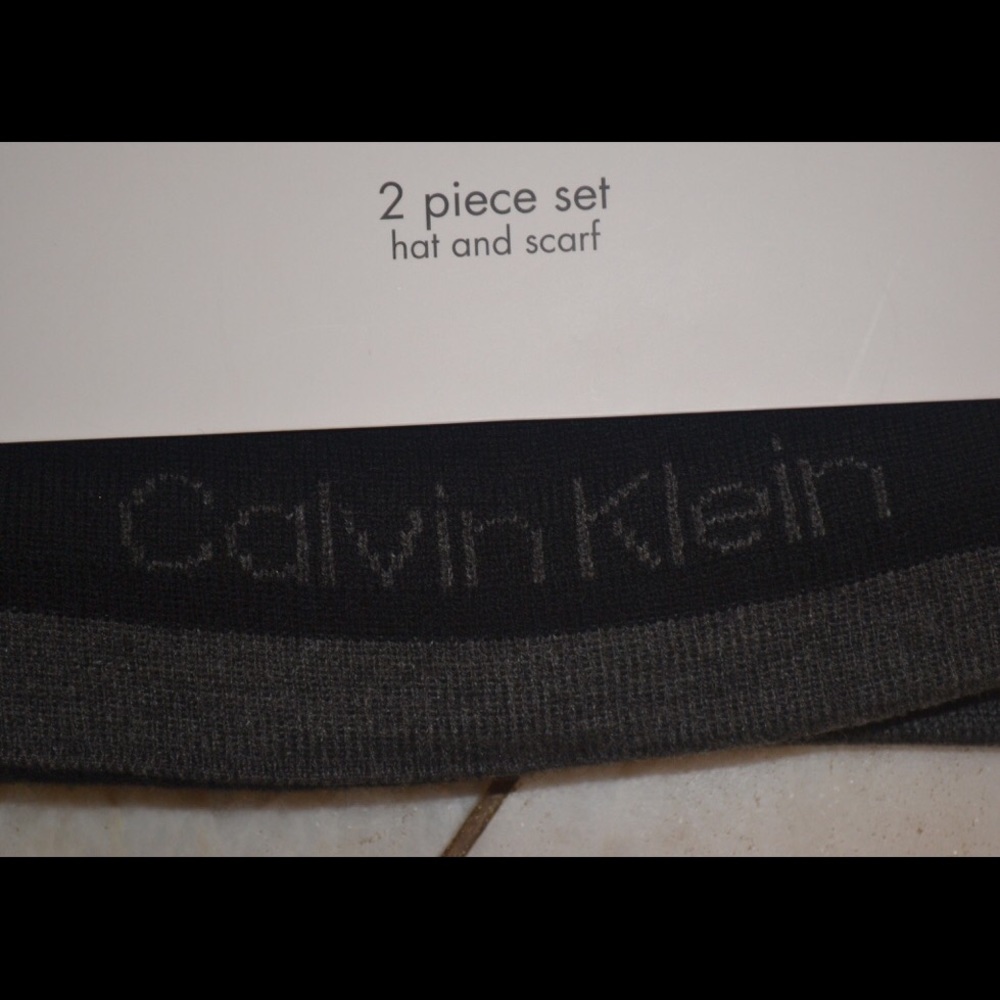 Calvin Klein: 2 Piece Set, Hat and Scarf - Picture 2 of 5