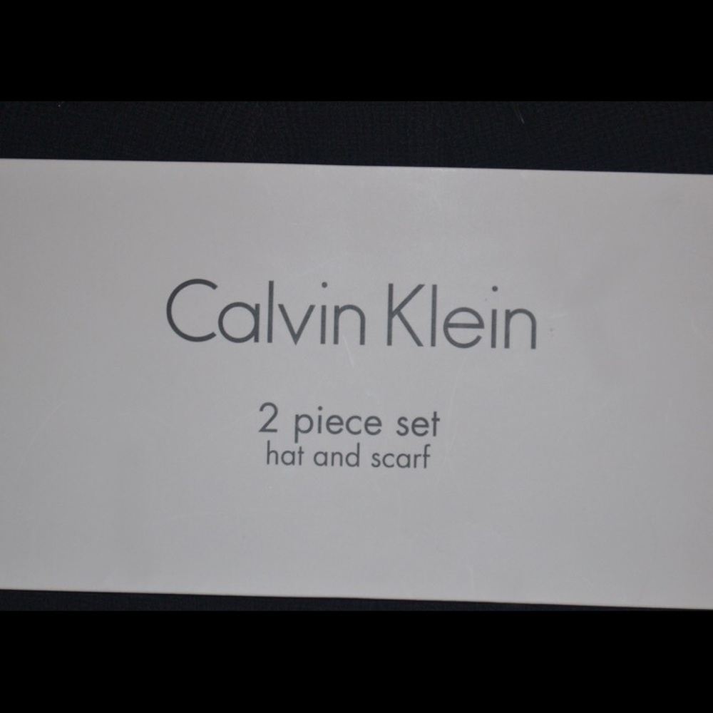 Calvin Klein: 2 Piece Set, Hat and Scarf - Picture 4 of 5