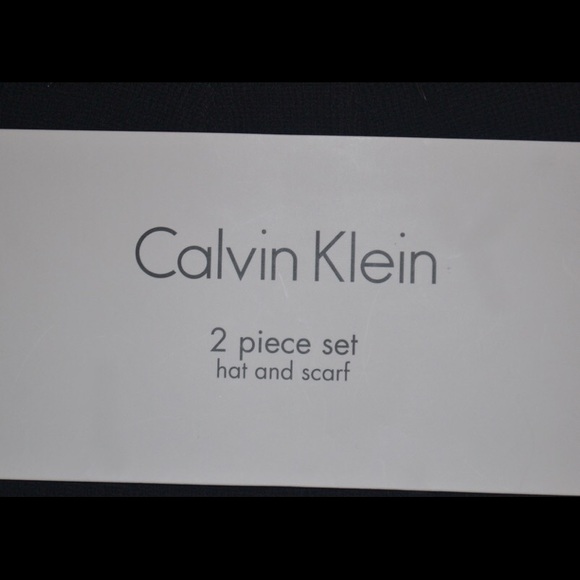Calvin Klein: 2 Piece Set, Hat and Scarf - Picture 4 of 5