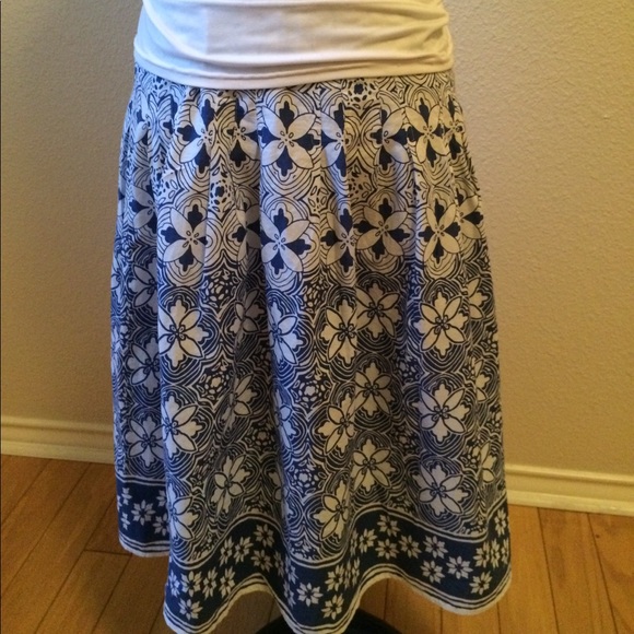 New York & Company Blue and White Flower 🌺Skirt ! - Picture 2 of 6