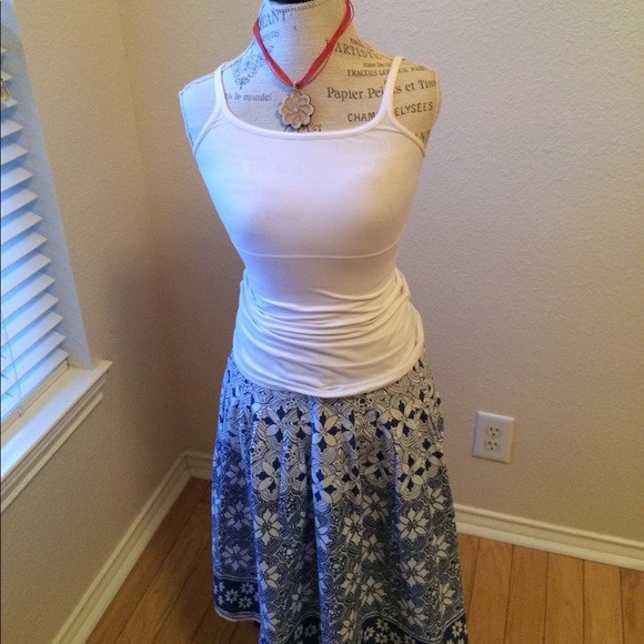 New York & Company Blue and White Flower 🌺Skirt ! - Picture 3 of 6