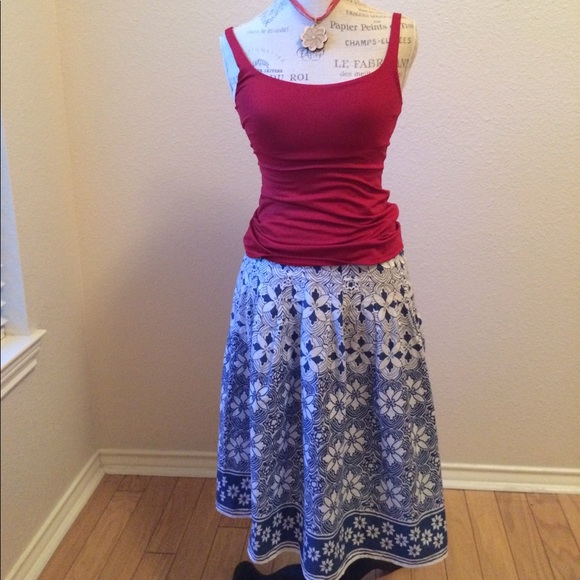New York & Company Blue and White Flower 🌺Skirt ! - Picture 4 of 6