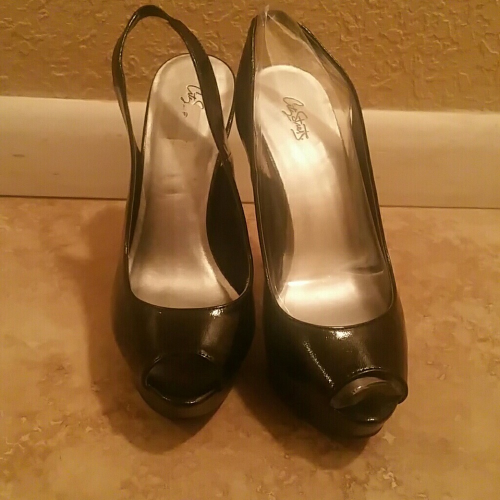 Shoes - Picture 3 of 4