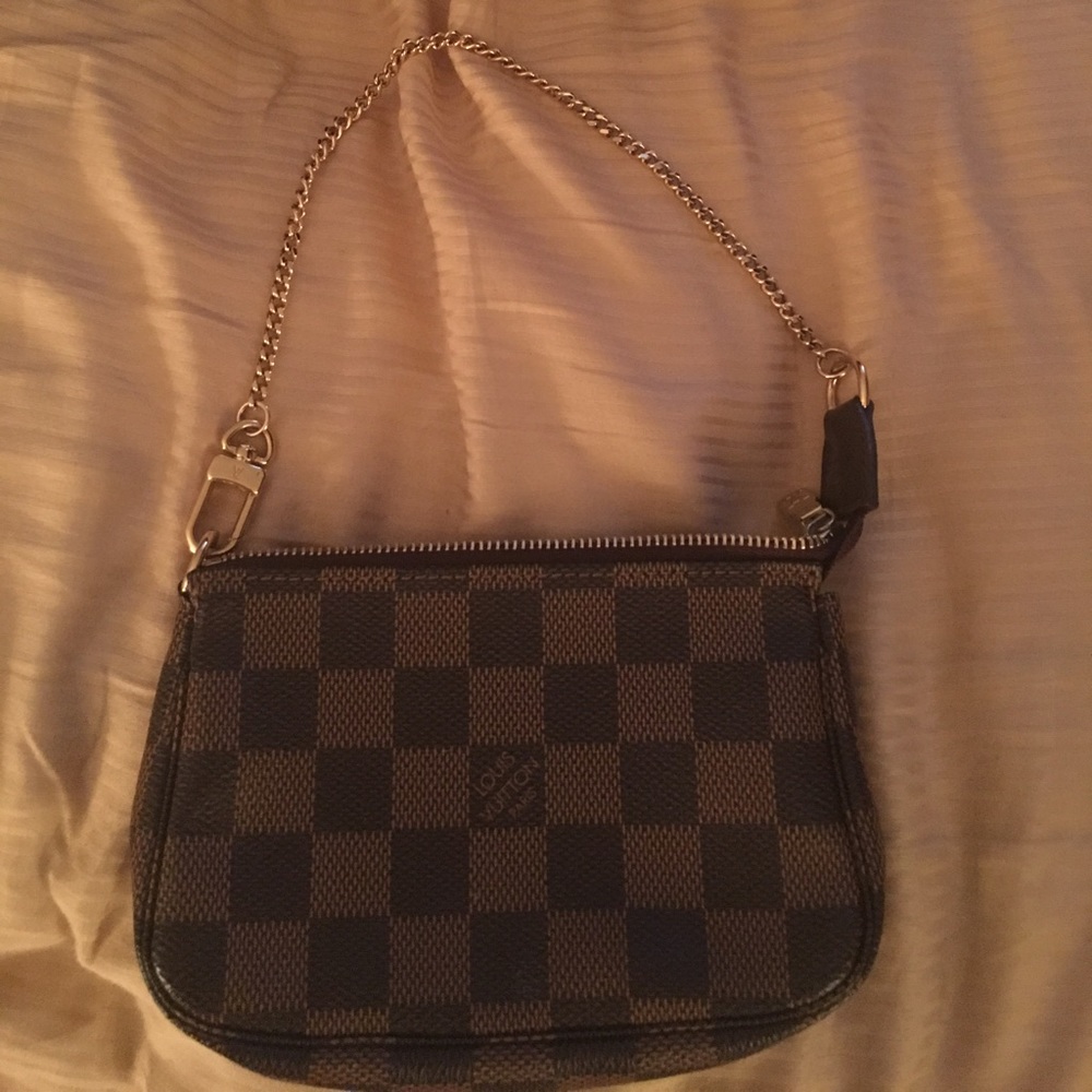 Louis Vuitton damier wristlet