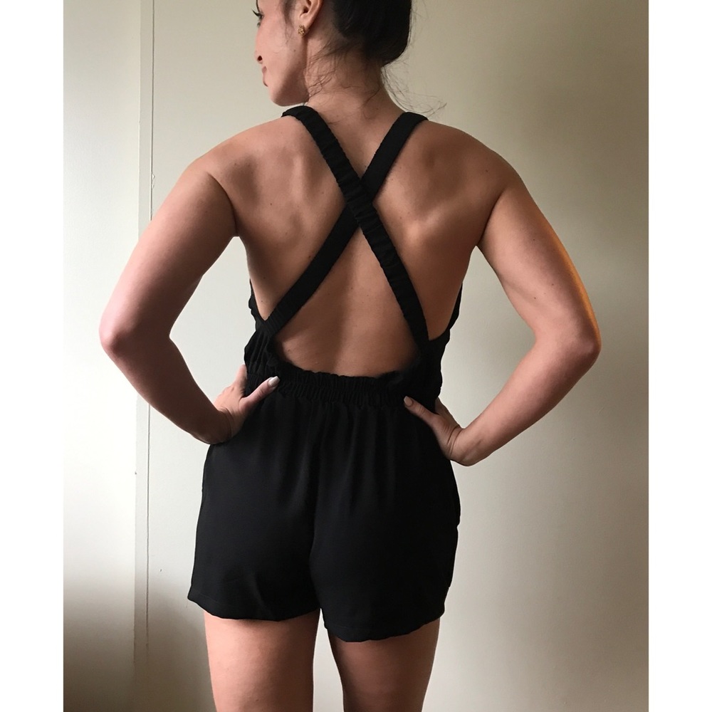 Black Crosscross Tulip Romper - Picture 3 of 7