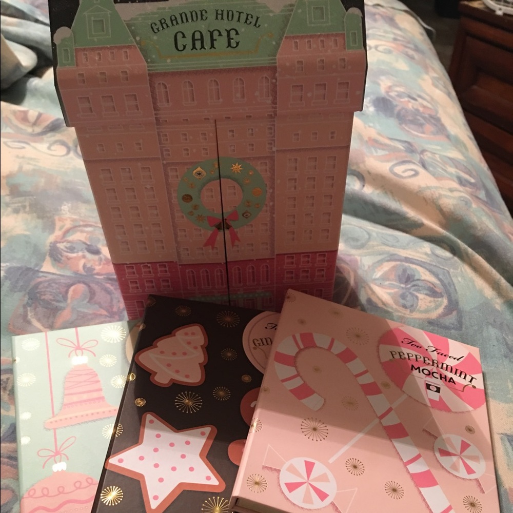 Too faced Grande Hotel Holiday edition 1000% auth