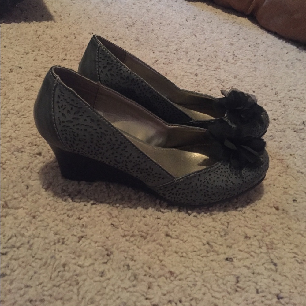 R2 buckle wedges size 7.
