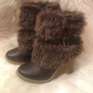 Faux Fur Wedge Ankleboots (Size 6)
