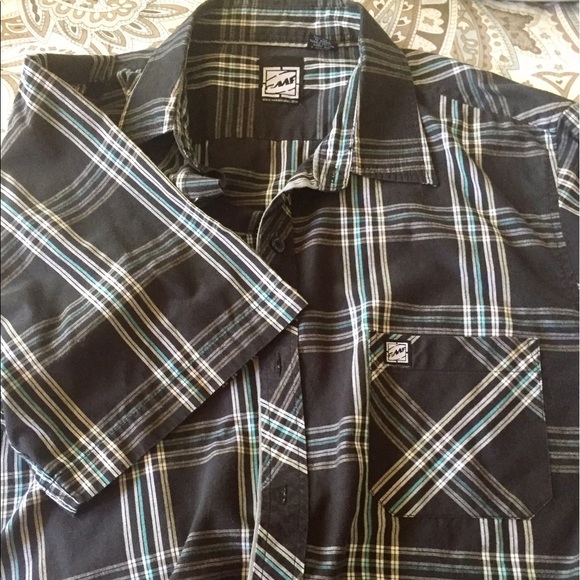 Men's XL button up short sleeve shirts - Picture 2 of 4