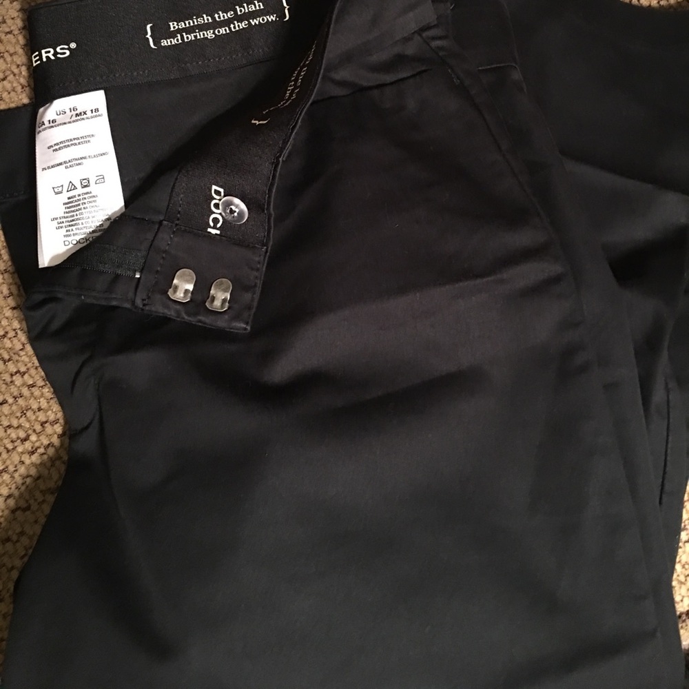 Dockers black capris