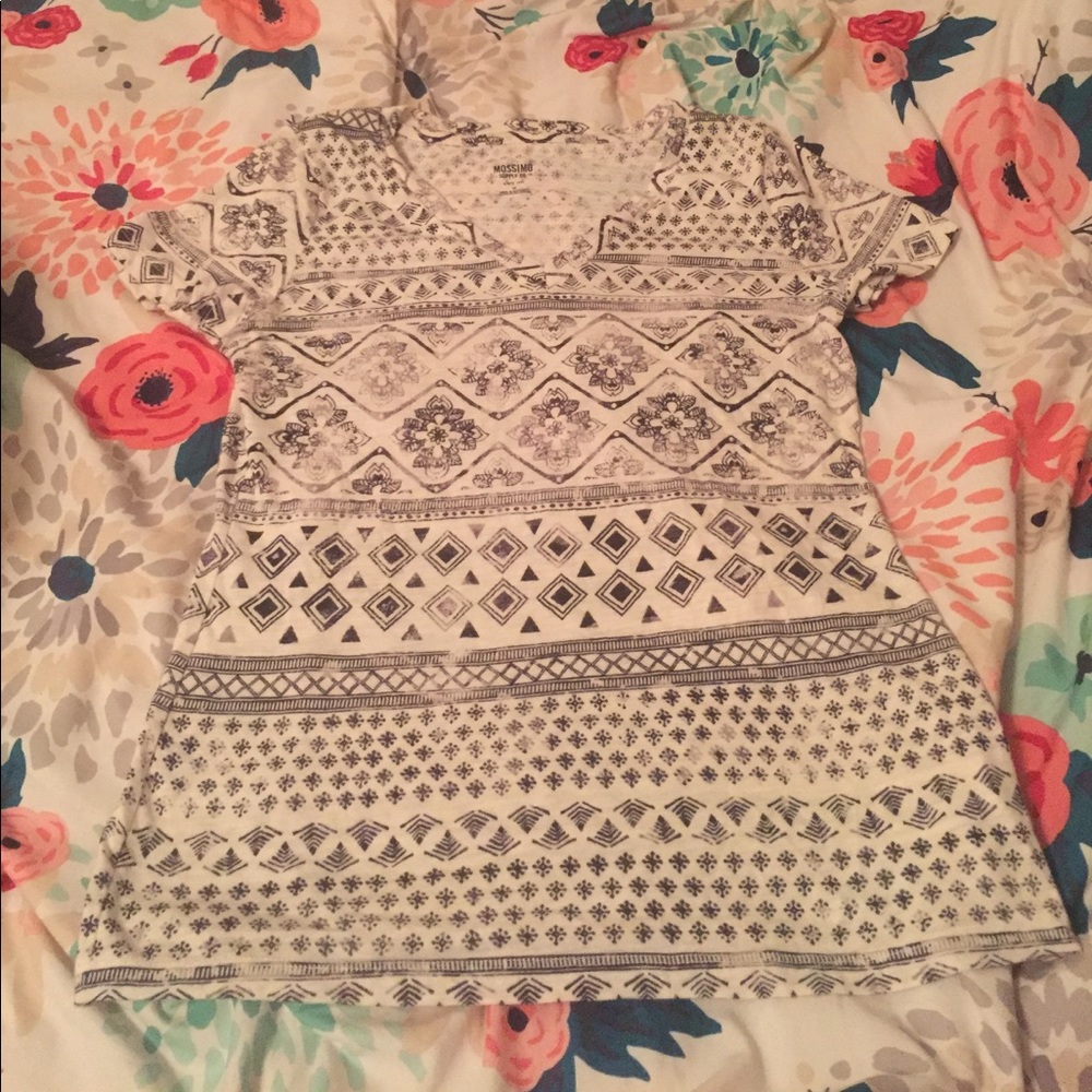 Soft v neck tribal print tee🎀