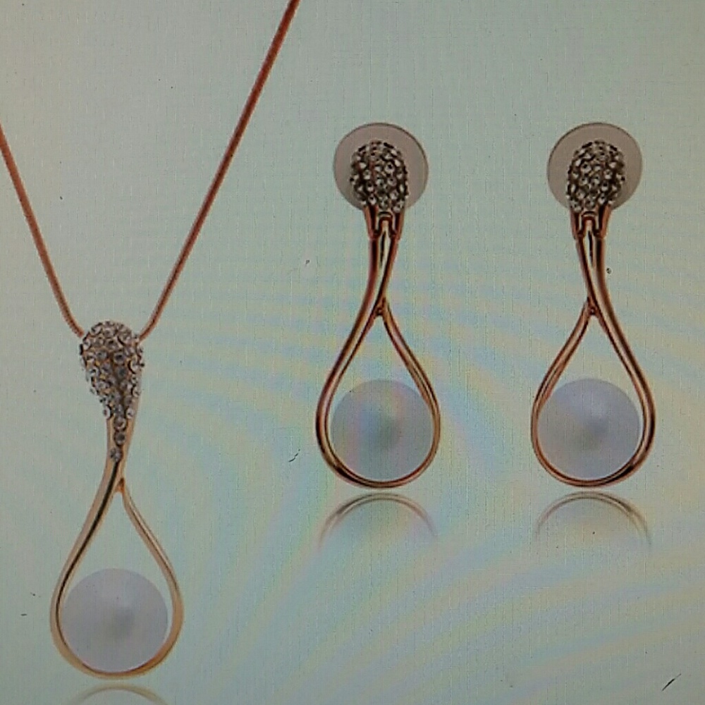 Elegant rose gold waterdrop shape pendant necklace