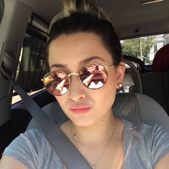 Meet your Posher, Amanda - Picture 1 of 1