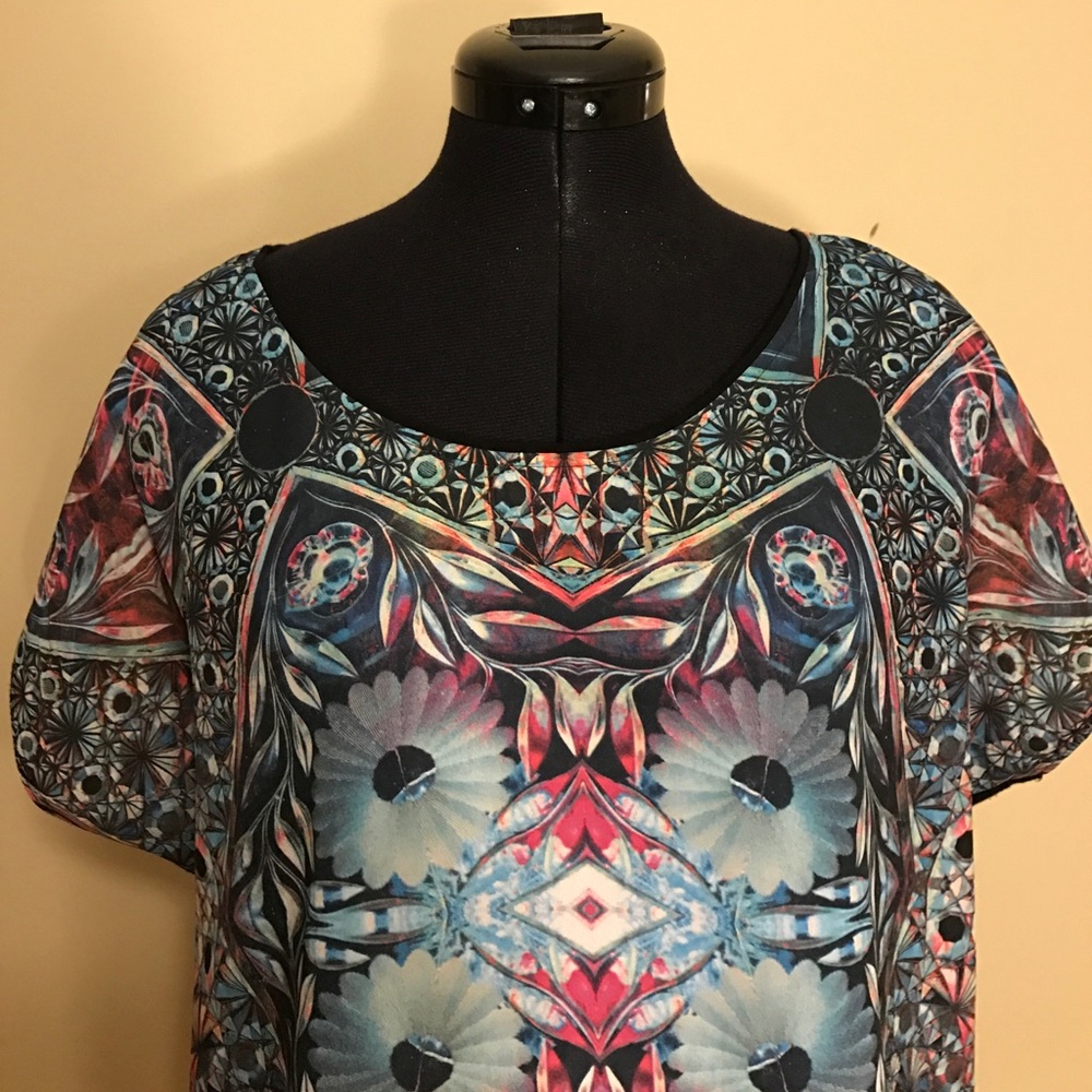 Geometric patterned tee - Picture 1 of 3