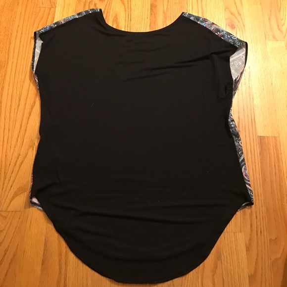 Geometric patterned tee - Picture 3 of 3