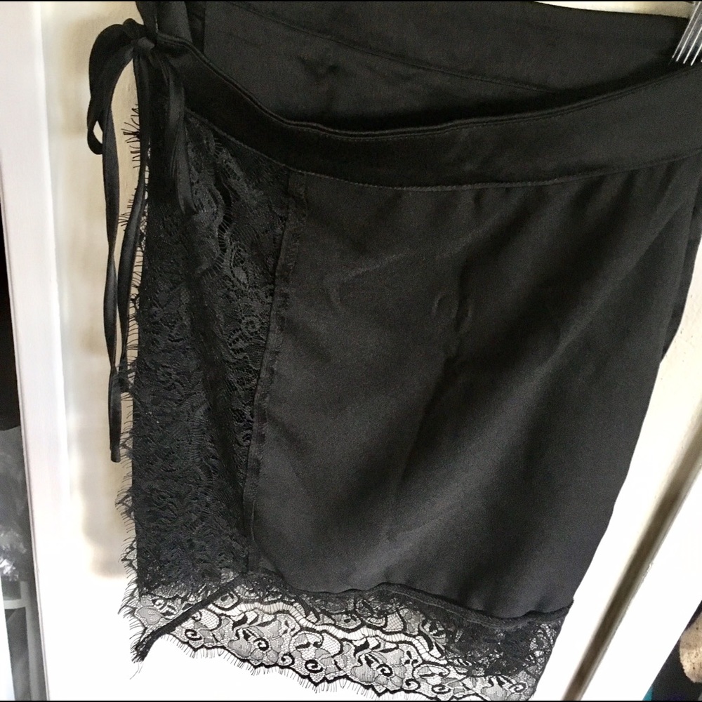 ❌SOLD❌LF Lace Trim Skirt - Picture 3 of 3