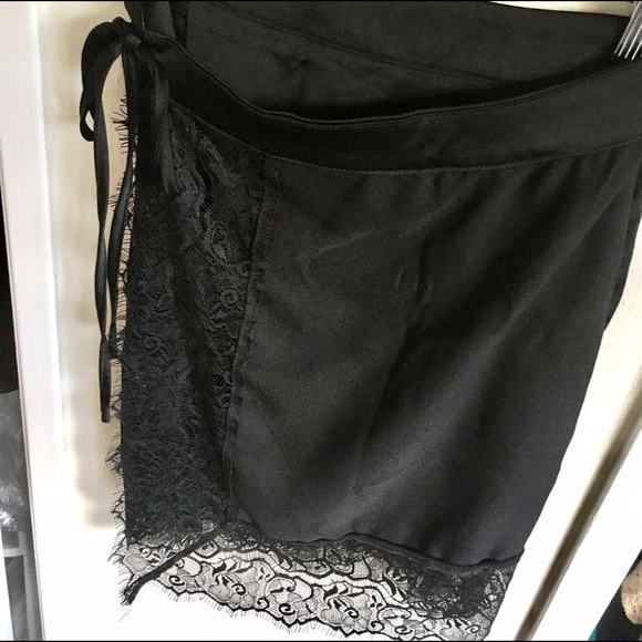 ❌SOLD❌LF Lace Trim Skirt - Picture 3 of 3